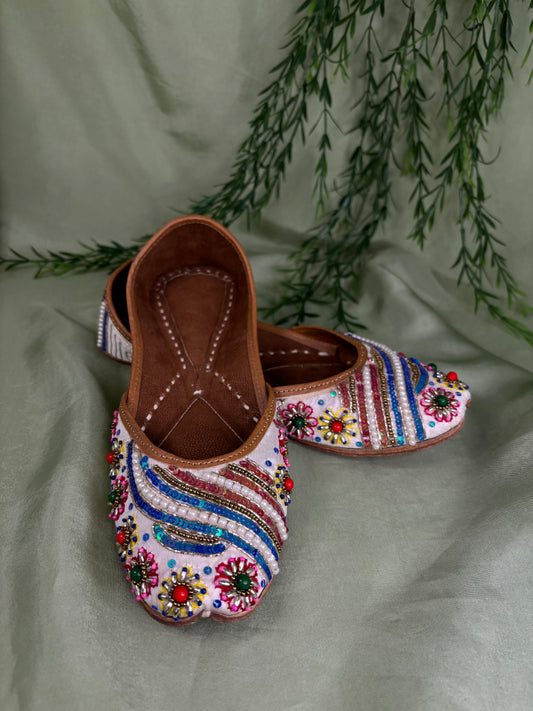 White/multi-colour Punjabi jutti