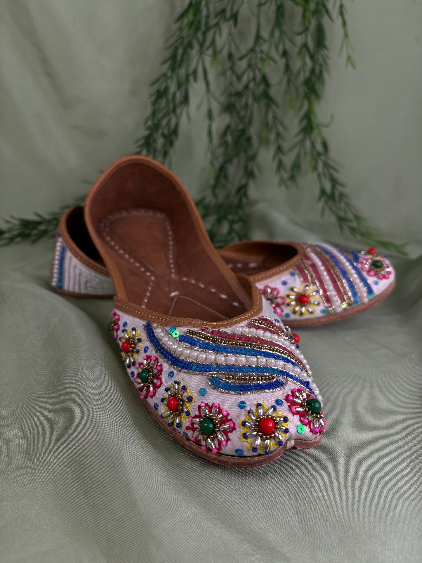 White/multi-colour Punjabi jutti