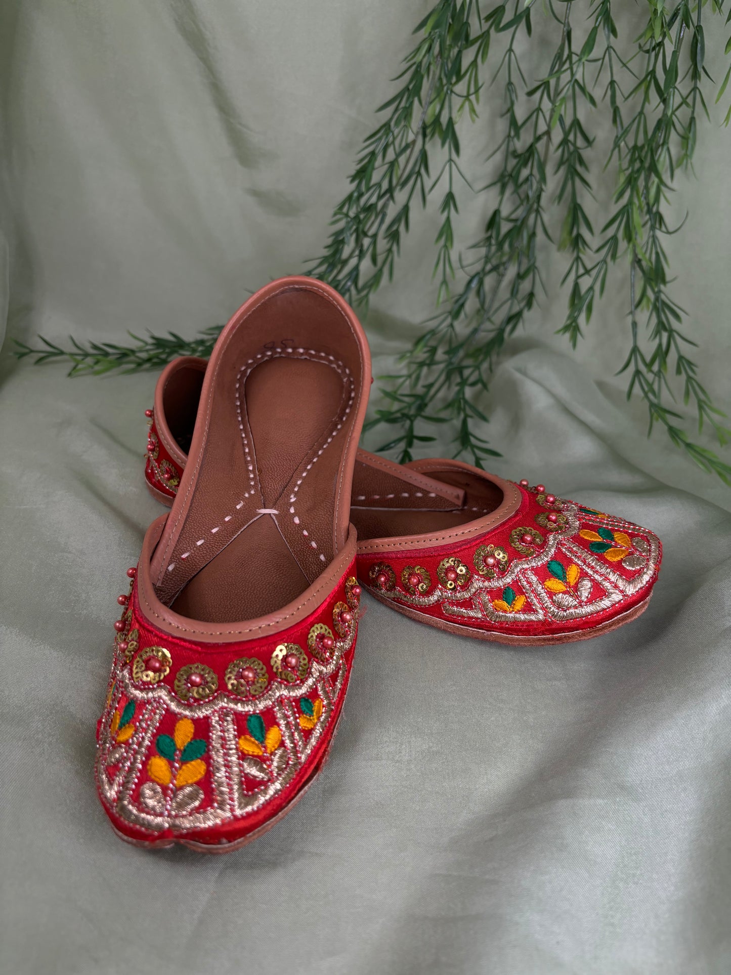Red Punjabi jutti