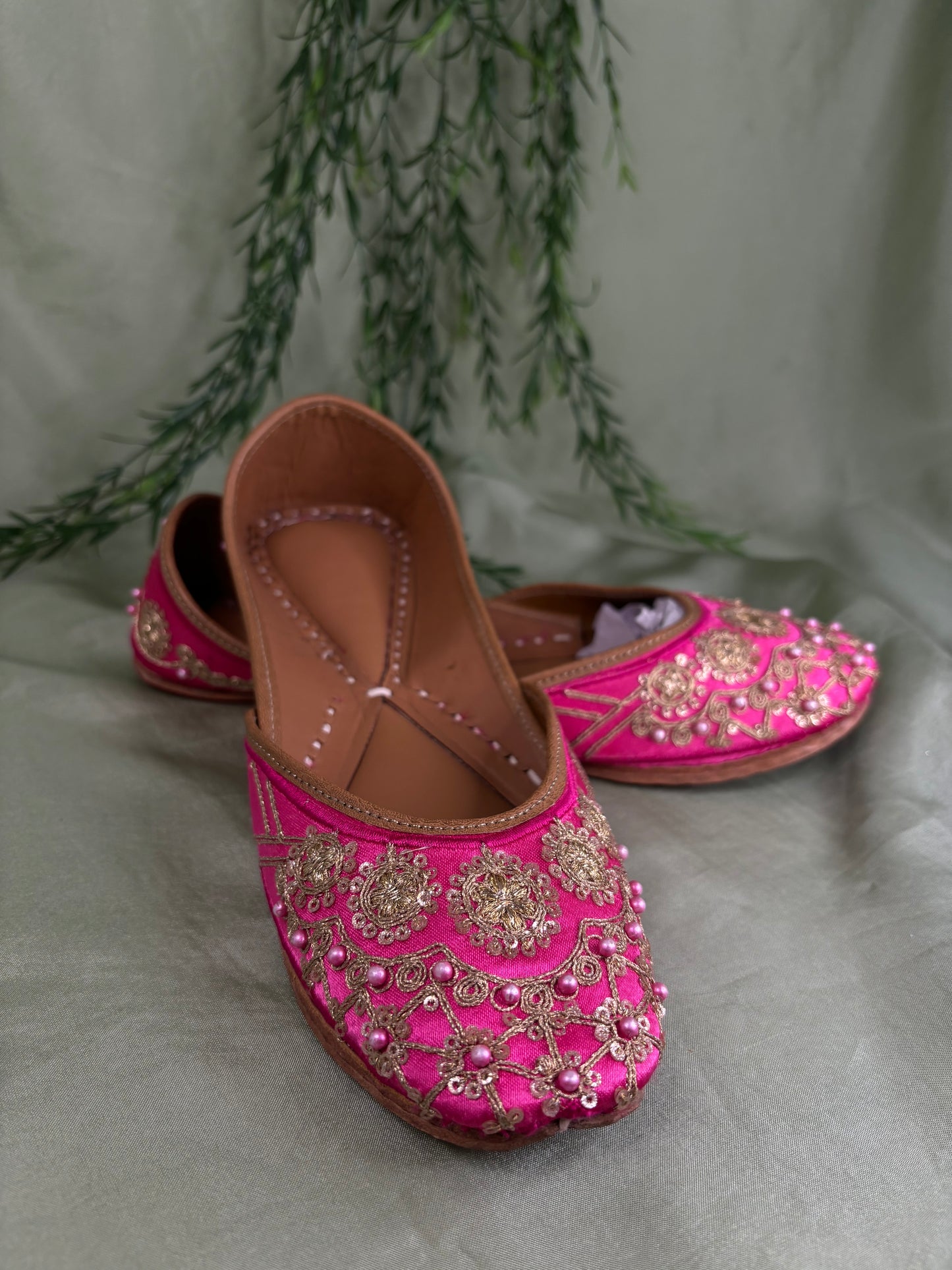 Hot pink Punjabi jutti