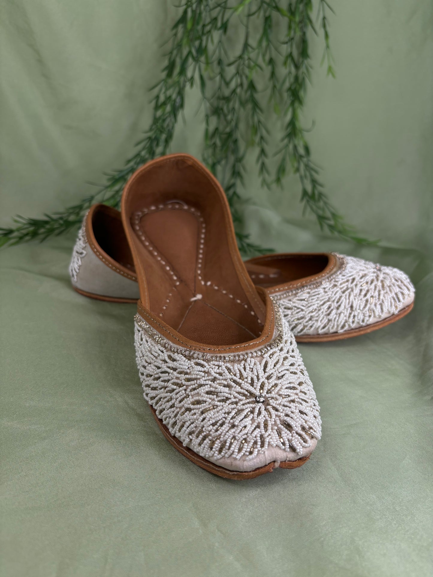 White Punjabi jutti