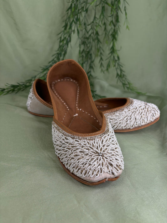 White Punjabi jutti