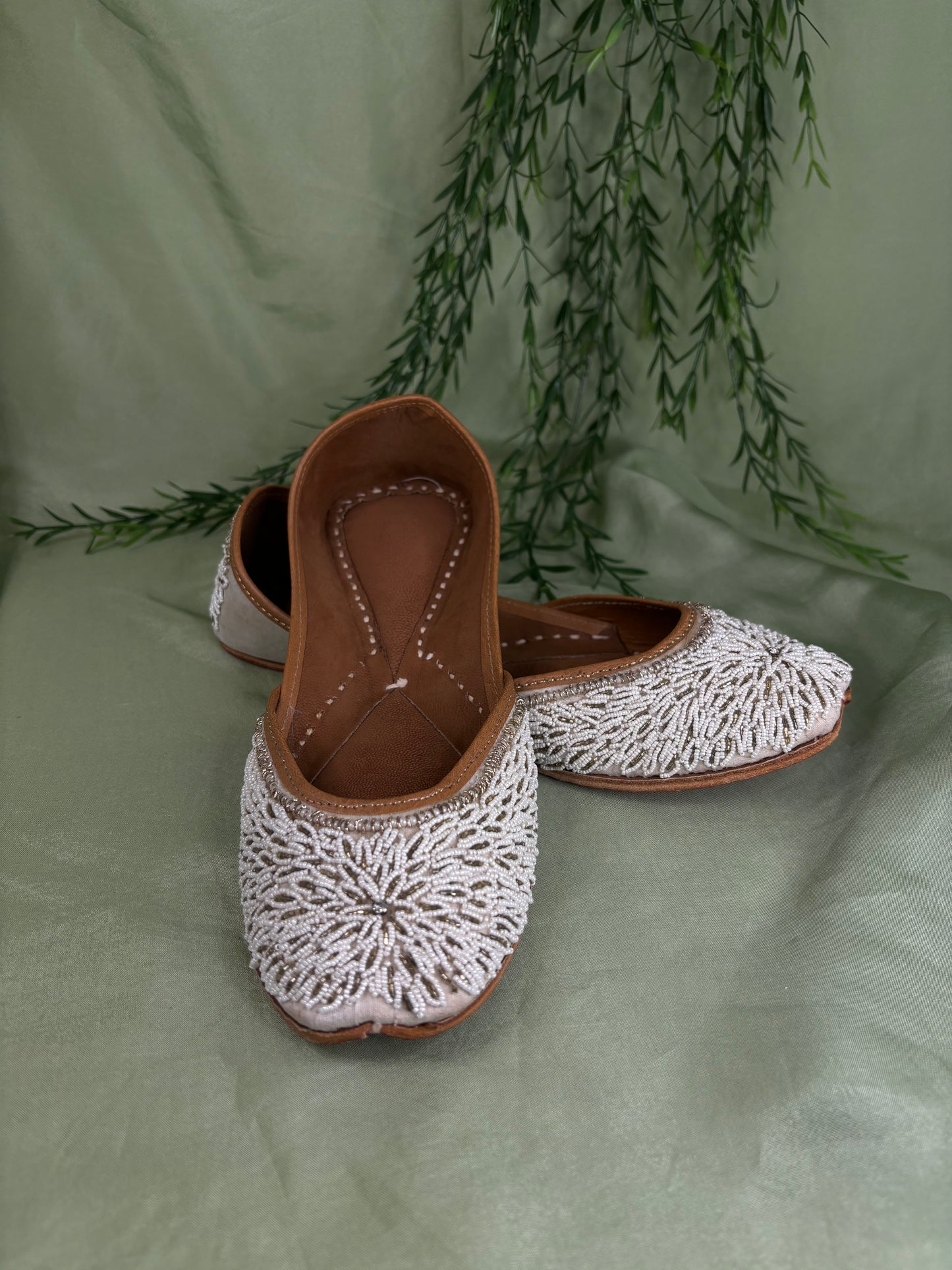 White Punjabi jutti