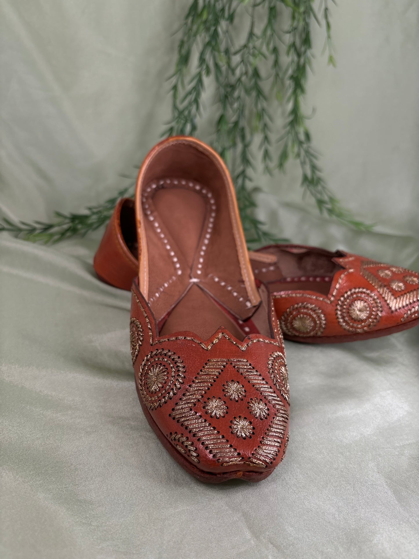 Brown leather Punjabi jutti