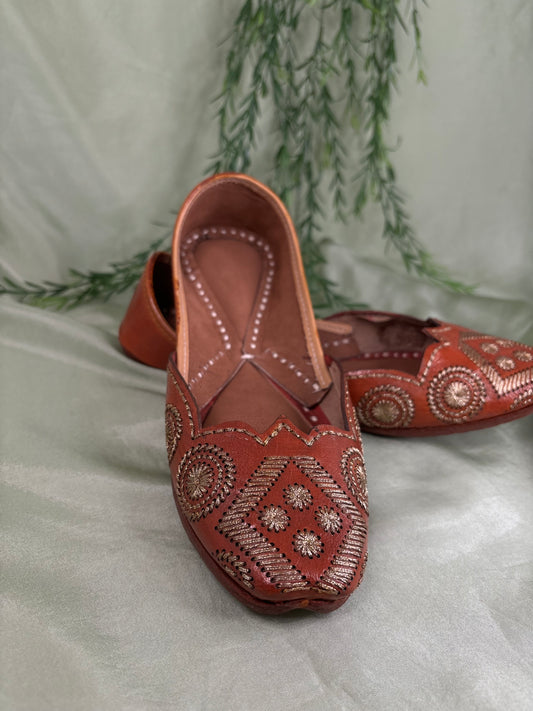Brown leather Punjabi jutti