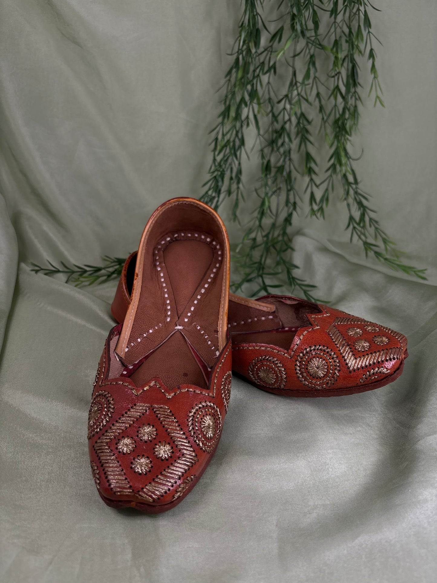 Brown leather Punjabi jutti