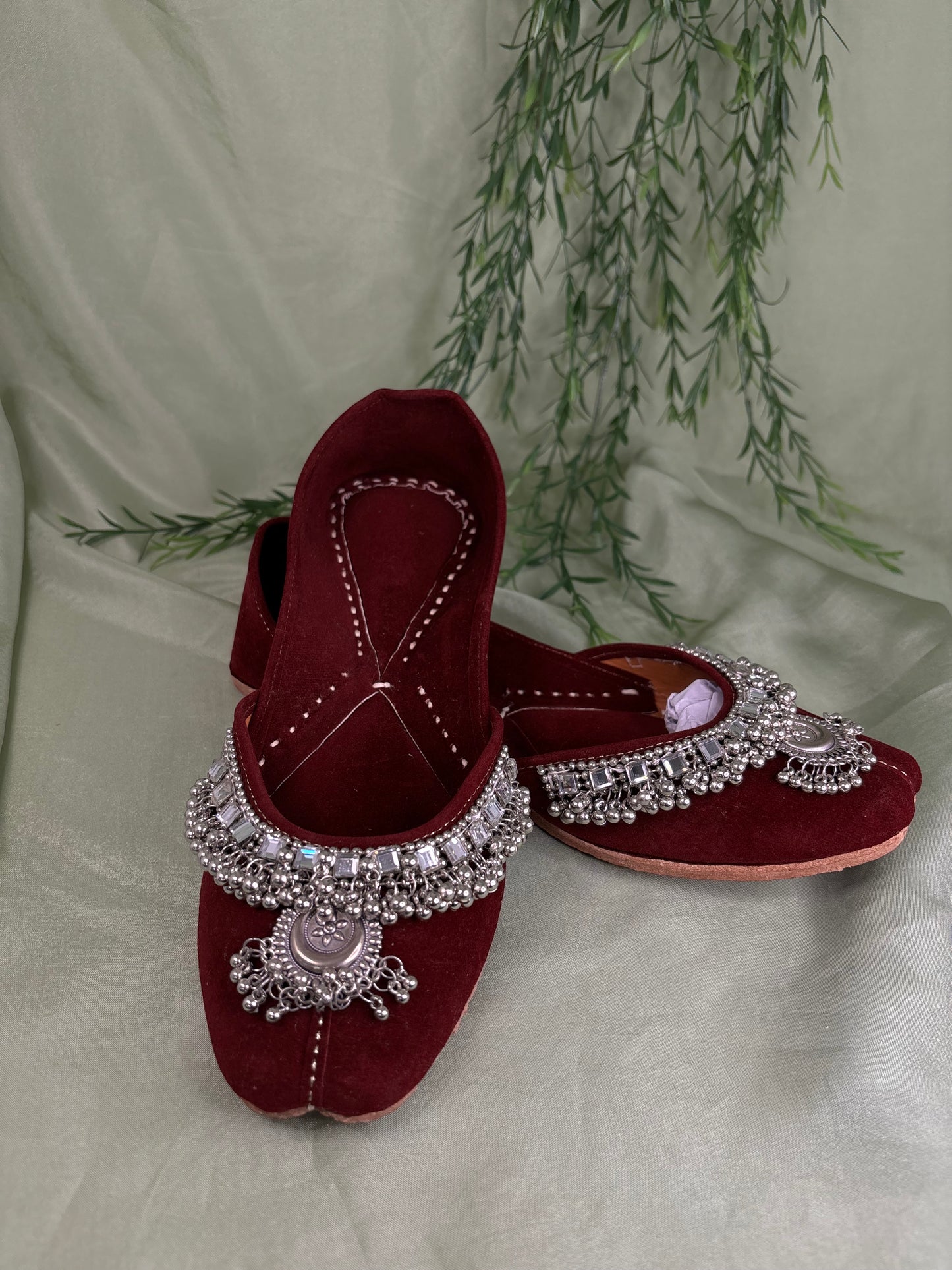 Maroon Punjabi jutti