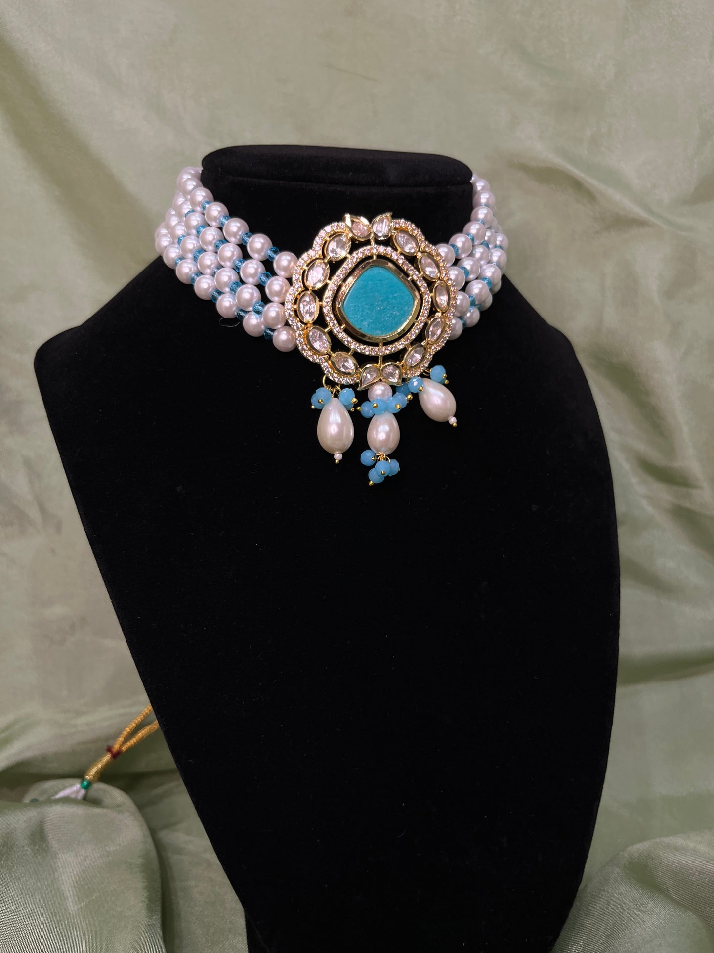 Frozi Tiyani kundan choker set