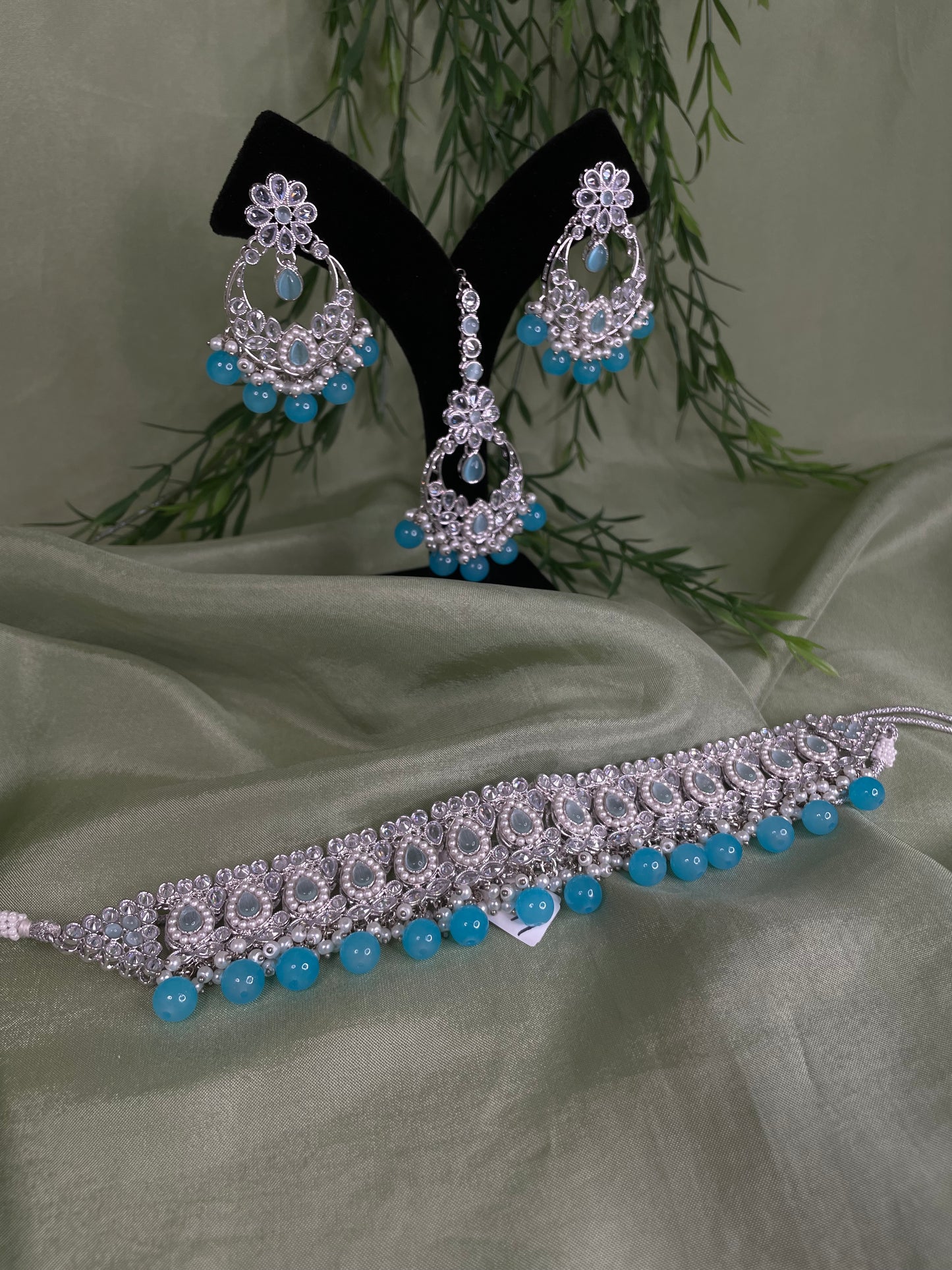 Frozi/silver choker set
