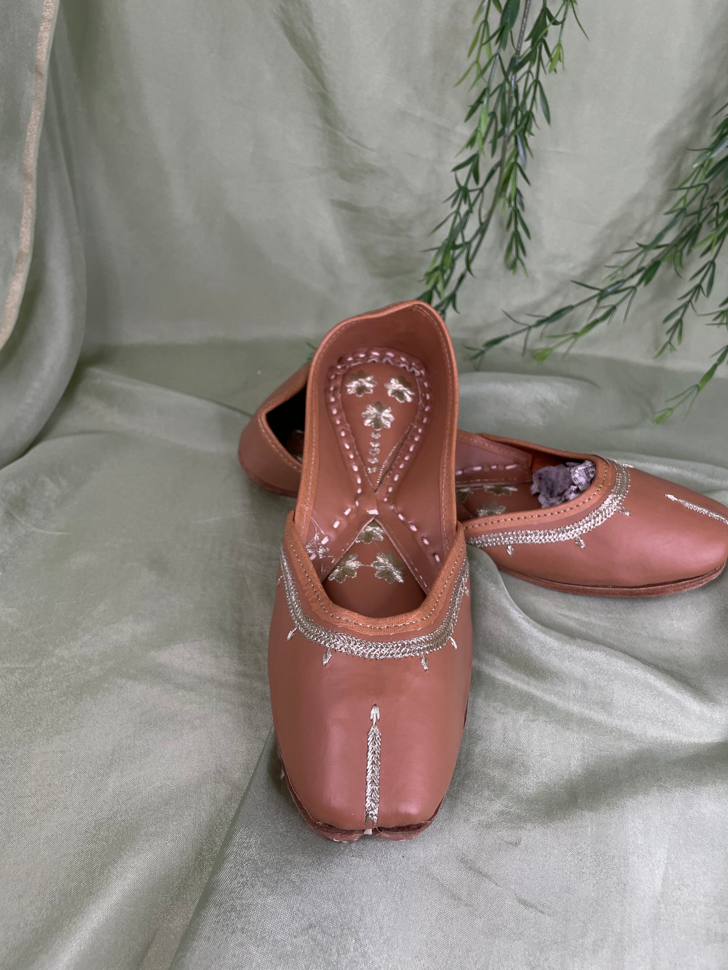 Brown leather Punjabi jutti