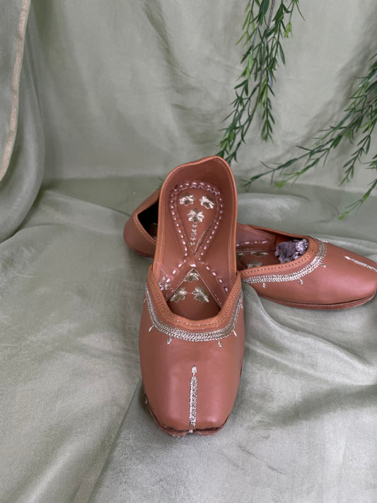 Brown leather Punjabi jutti