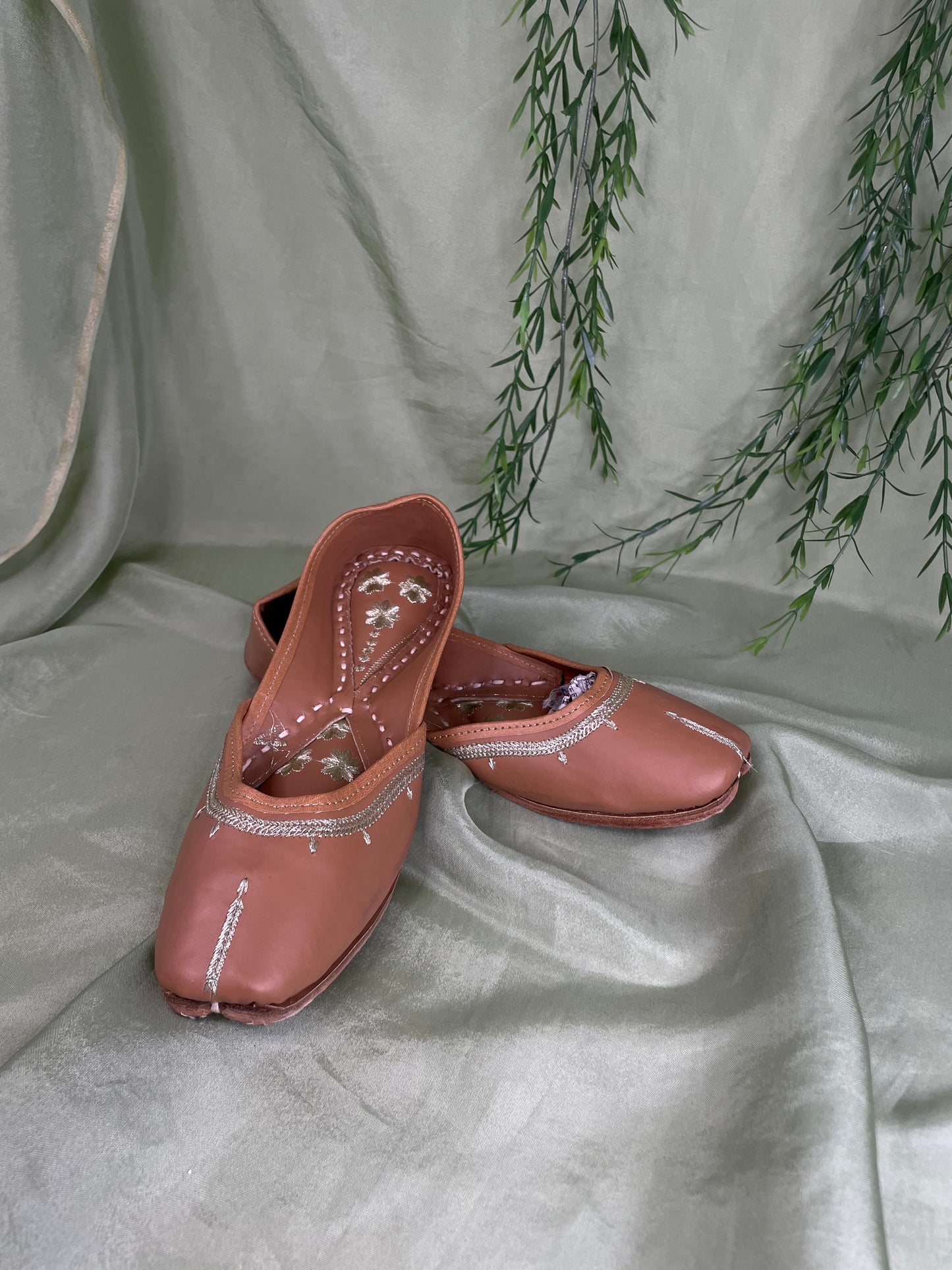 Brown leather Punjabi jutti