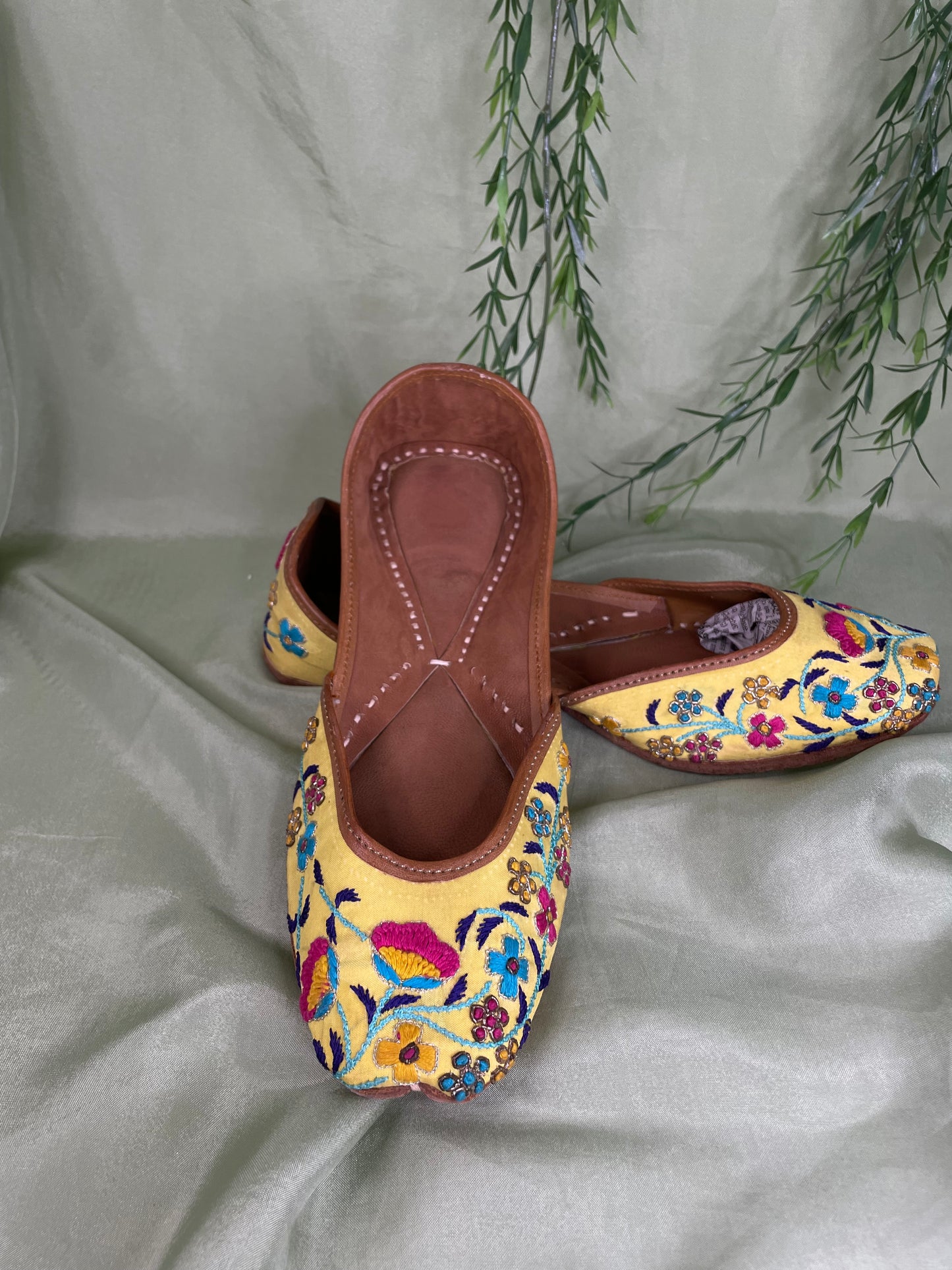 Yellow thread-work Punjabi jutti