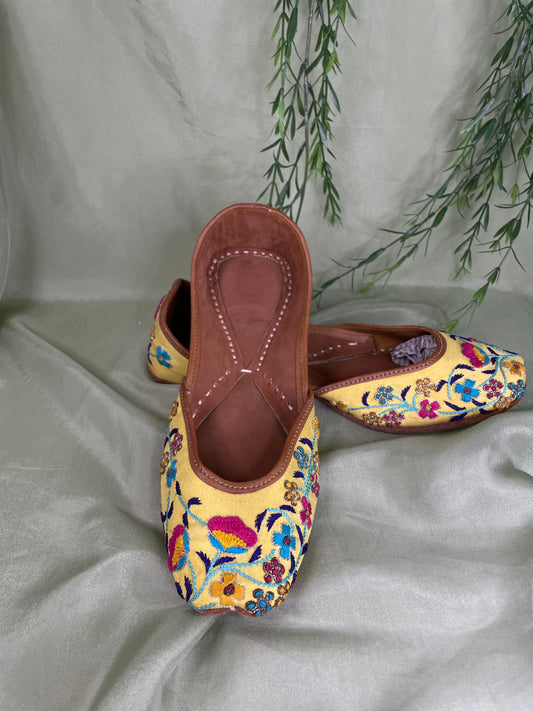 Yellow thread-work Punjabi jutti