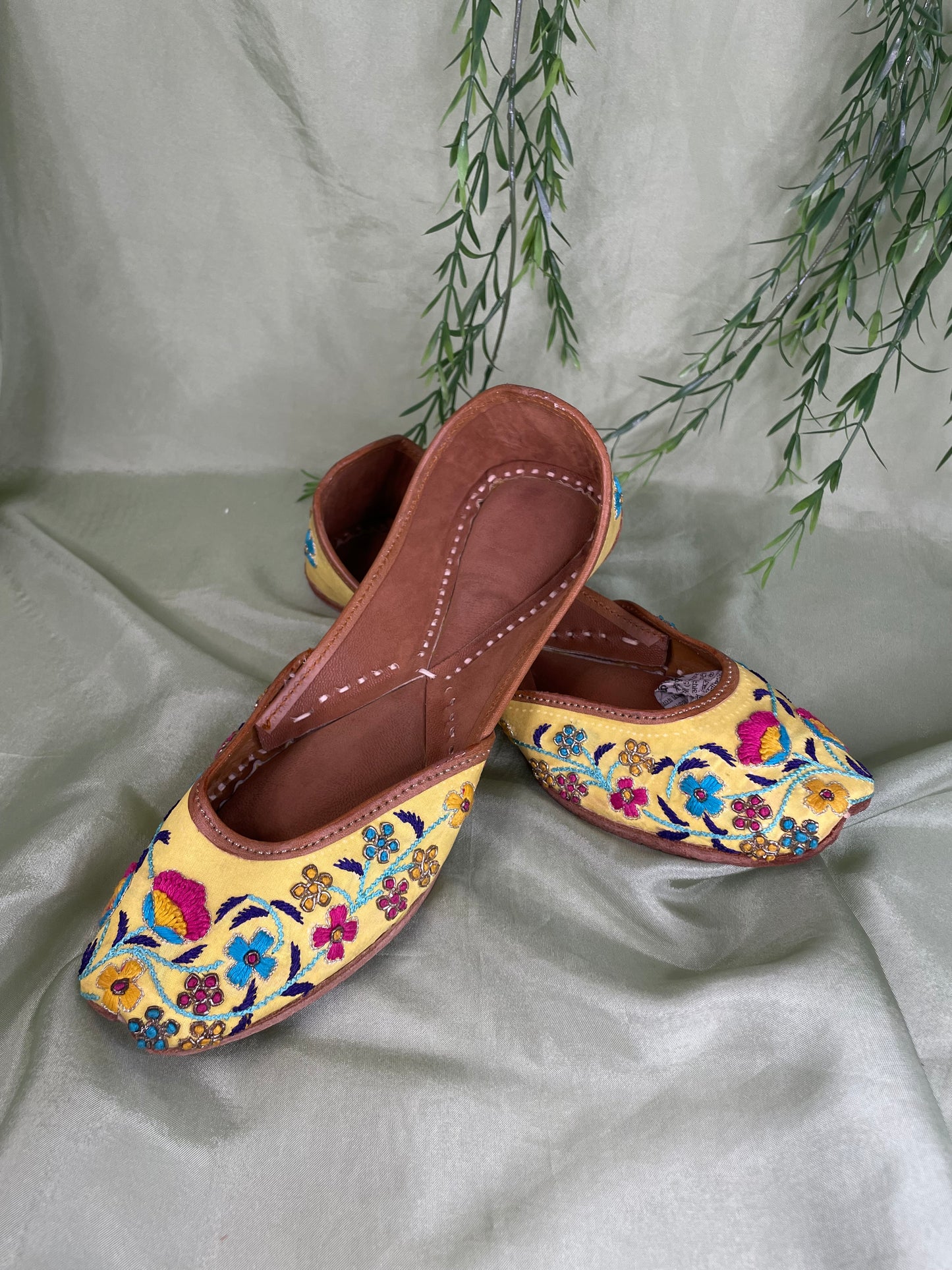 Yellow thread-work Punjabi jutti