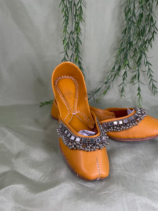 Yellow leather Punjabi jutti