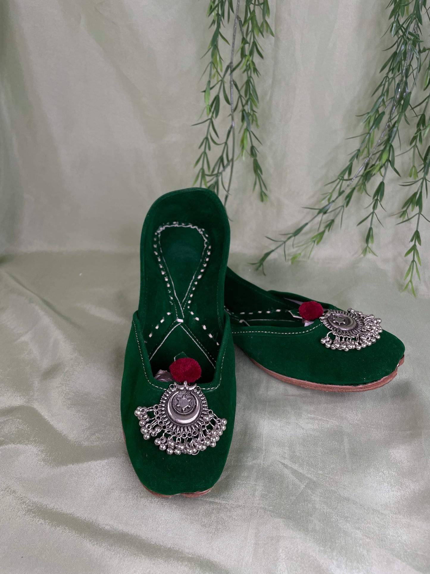 Emerald green Punjabi jutti