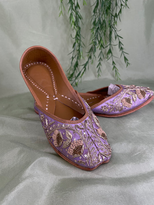 Lavender Punjabi jutti