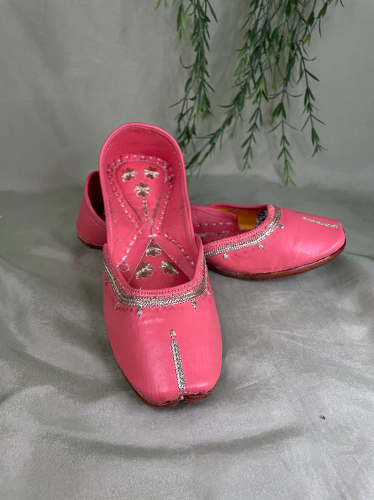 Pink Punjabi jutti