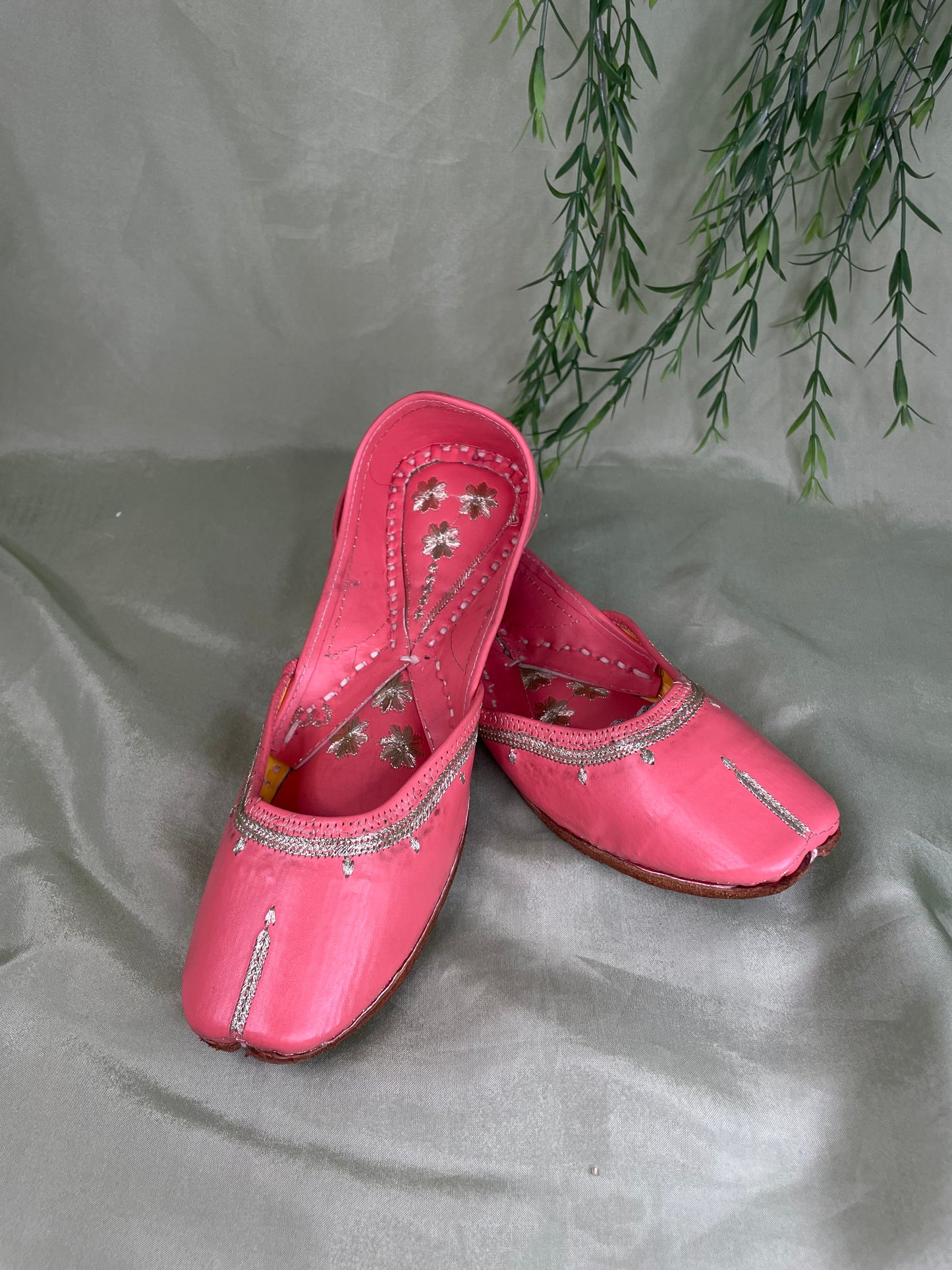 Pink Punjabi jutti