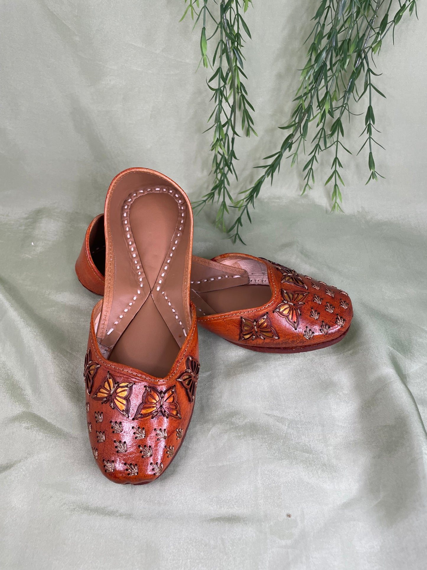 Butterfly leather jutti