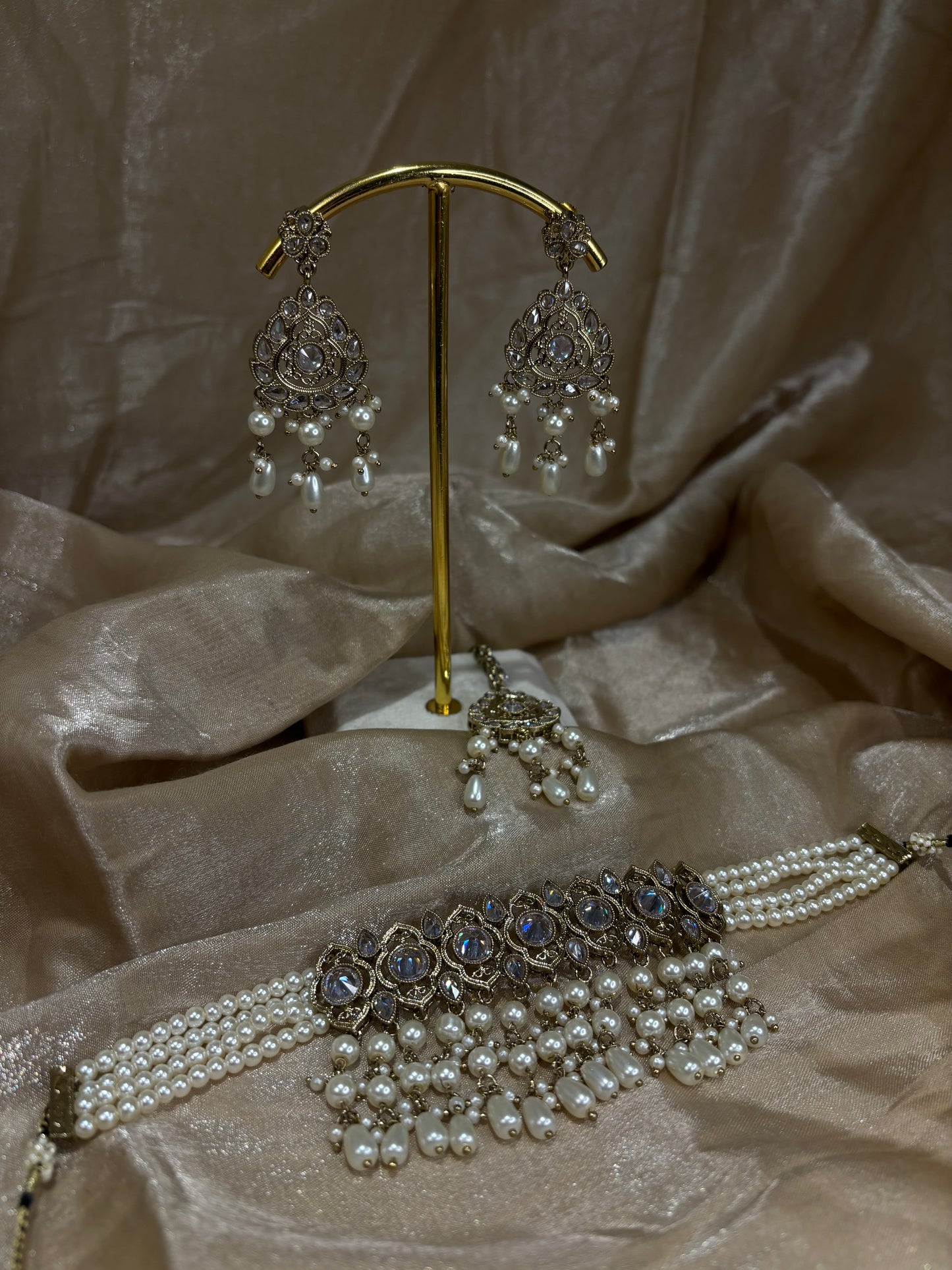 White choker set
