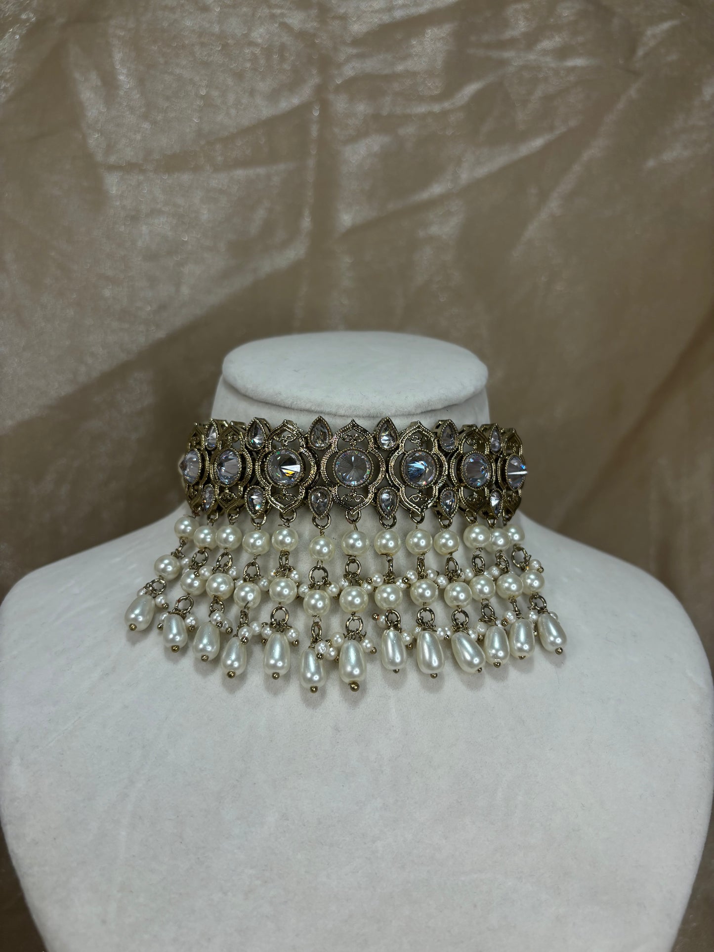 White choker set