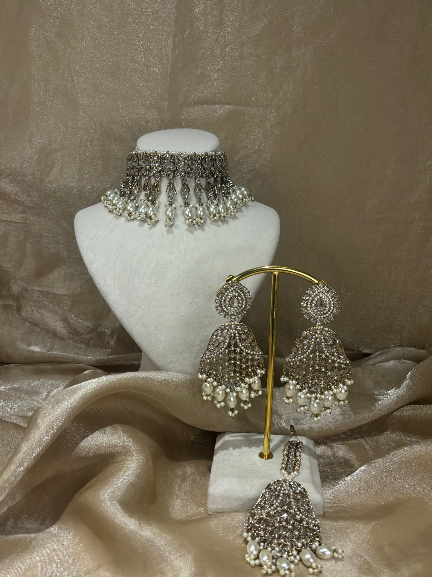 White choker set