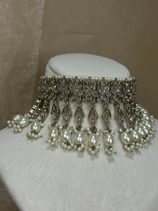 White choker set