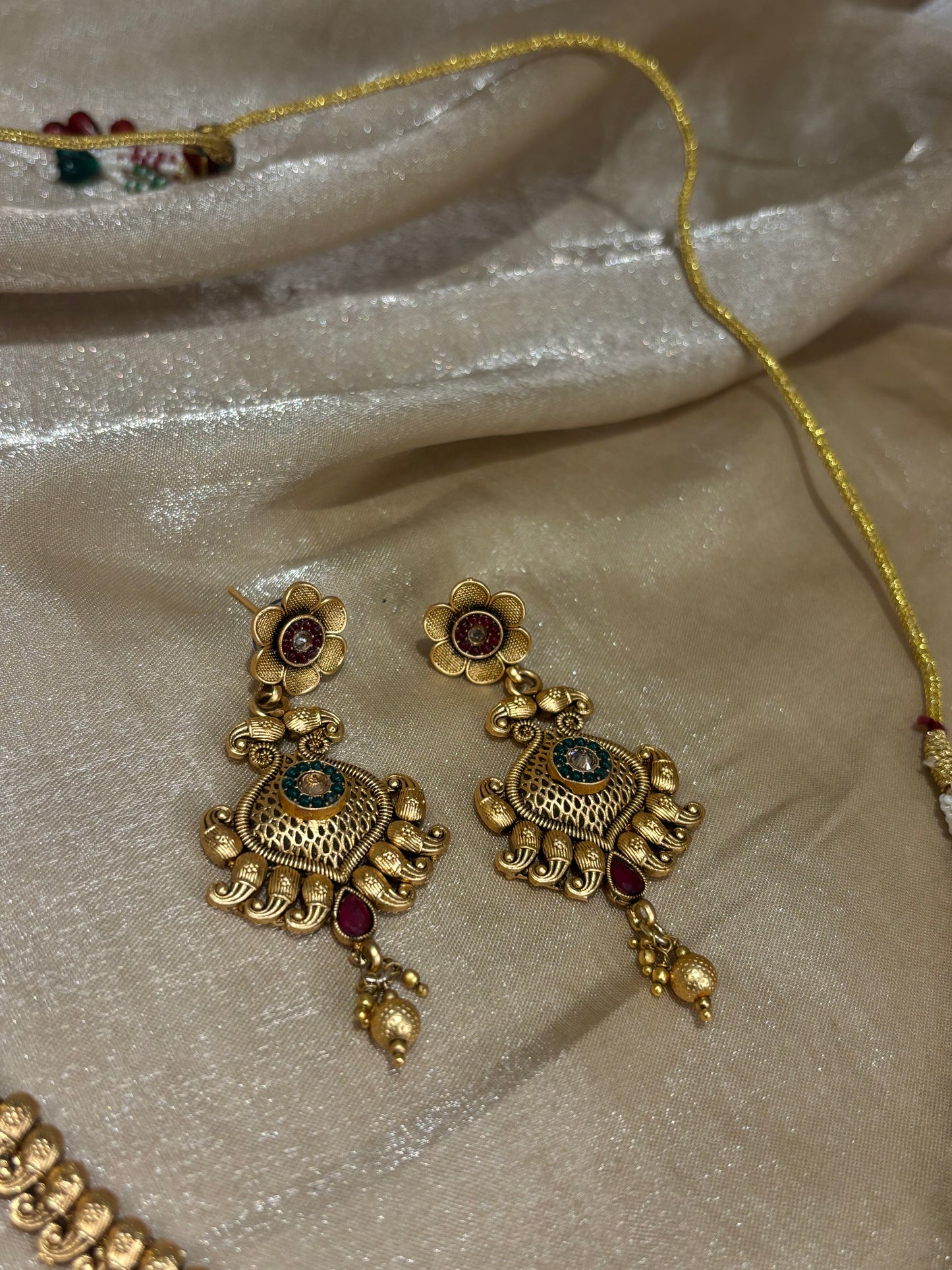 Multi-colour necklace set