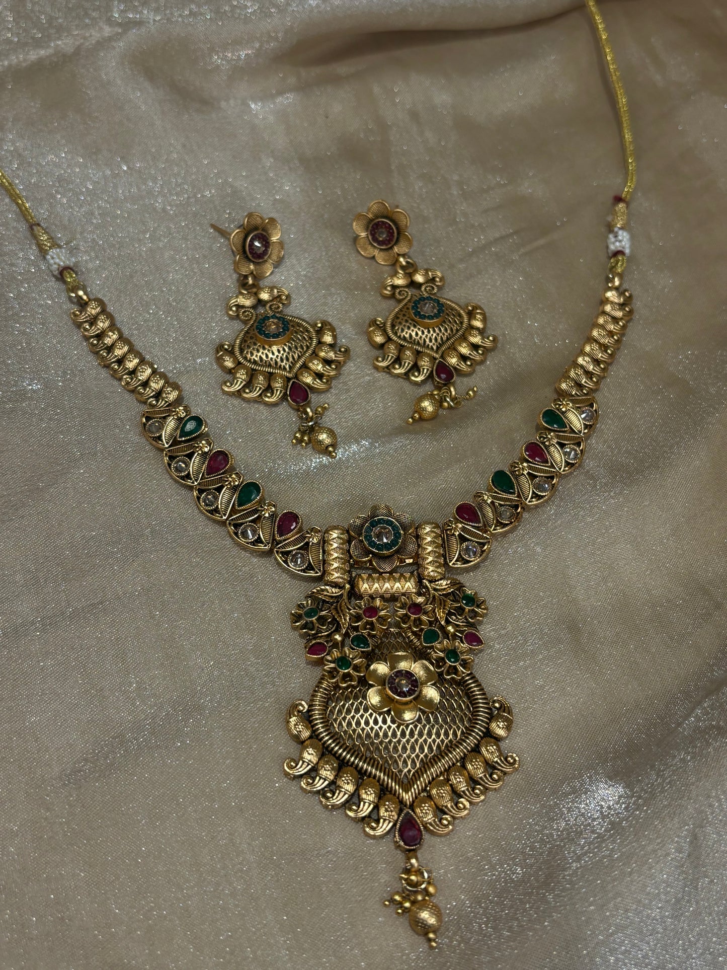 Multi-colour necklace set