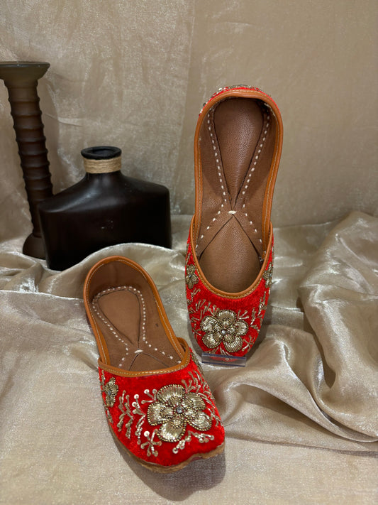Red Punjabi jutti