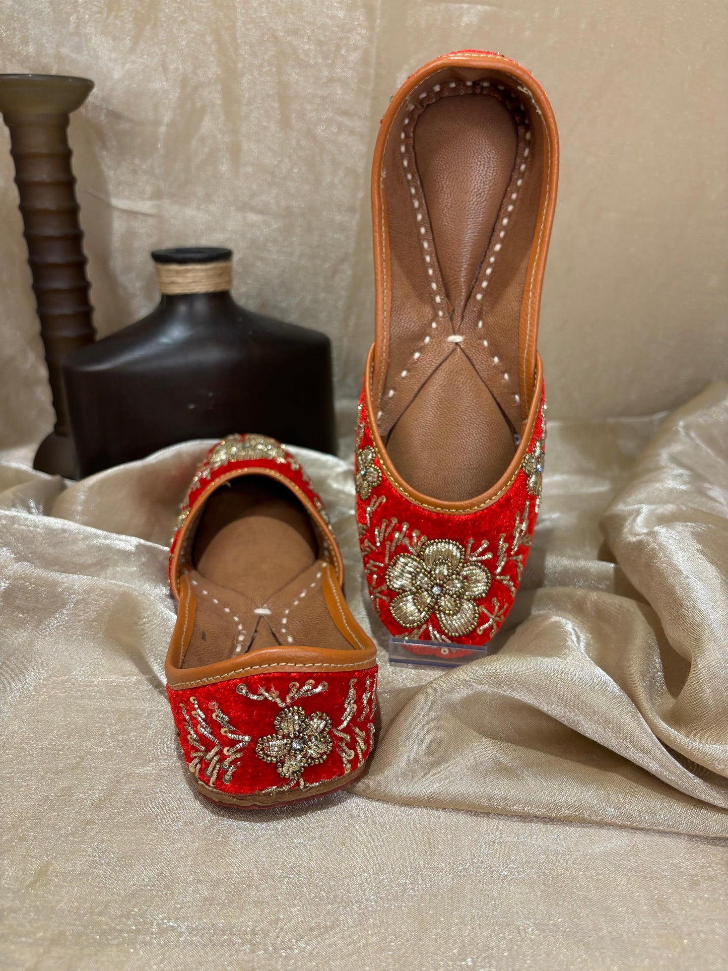 Red Punjabi jutti