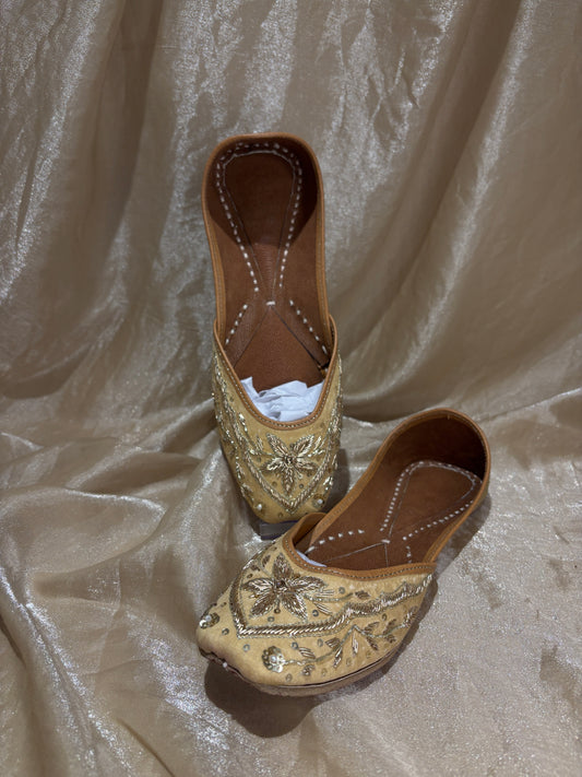 gold punjabi jutti
