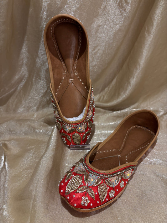 red punjabi jutti