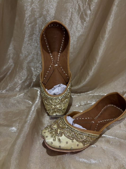 gold punjabi jutti