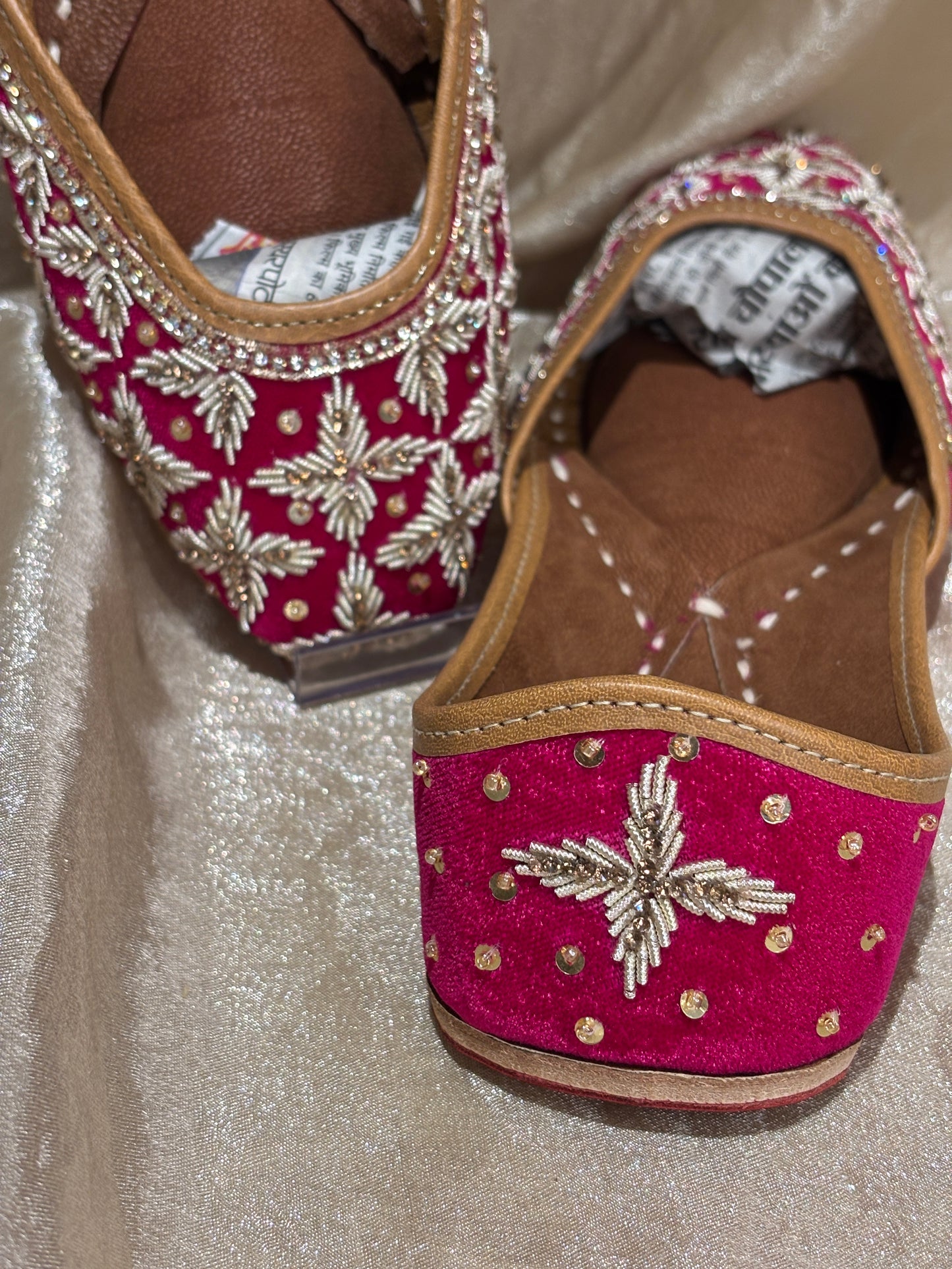 magenta punjabi jutti