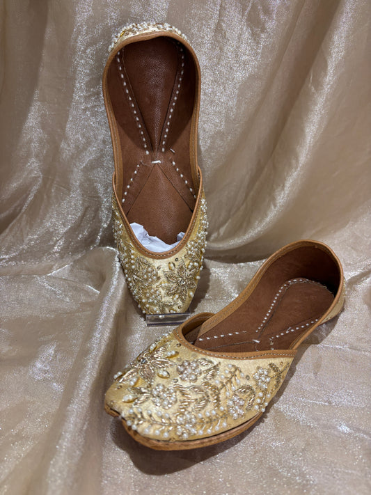 gold punjabi jutti