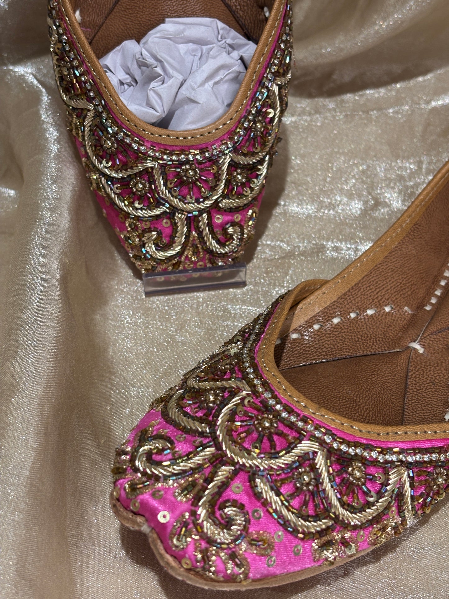 hot pink punjabi jutti
