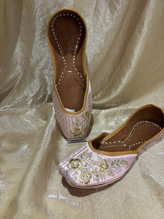 baby pink punjabi jutti