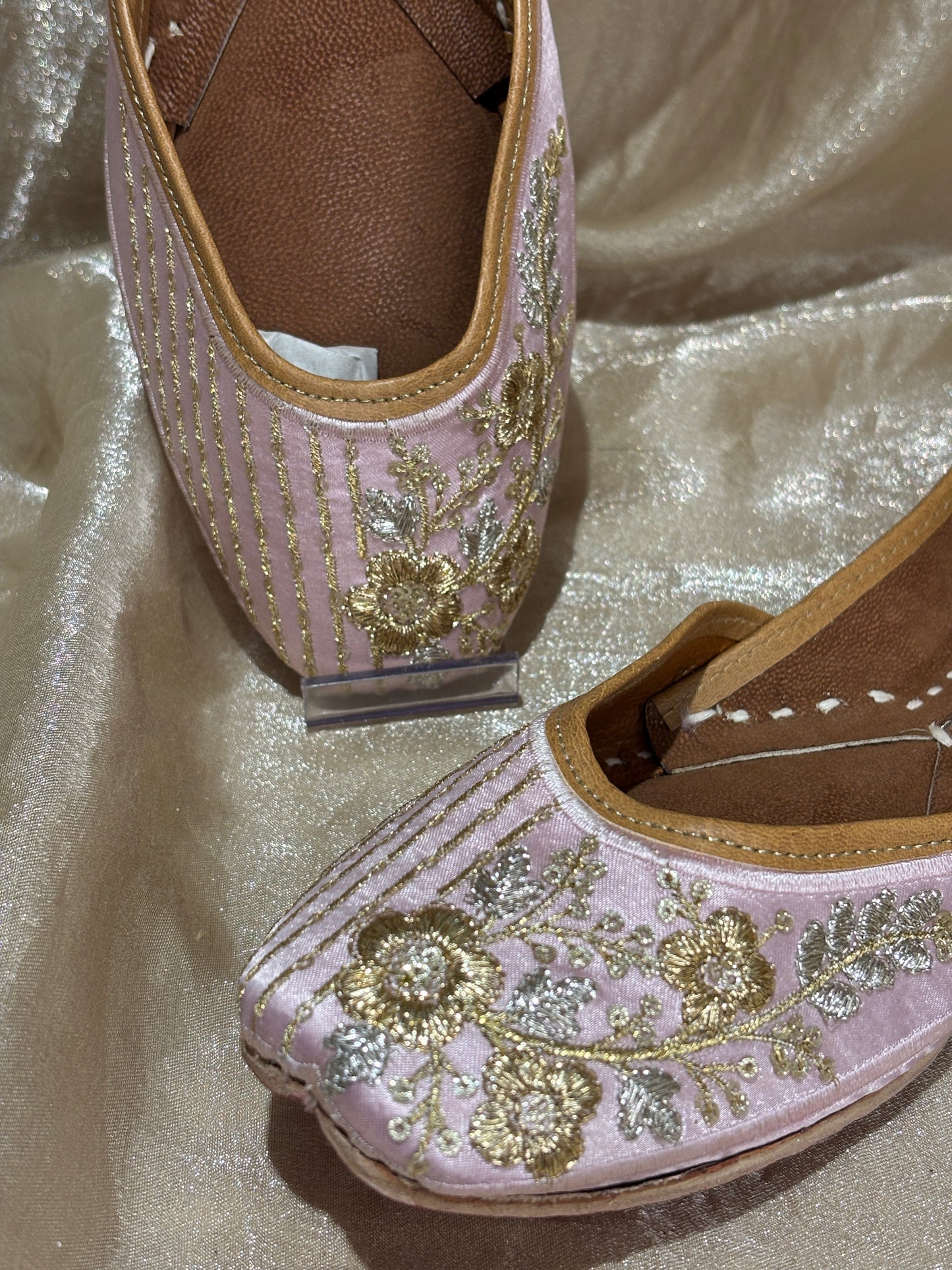 baby pink punjabi jutti