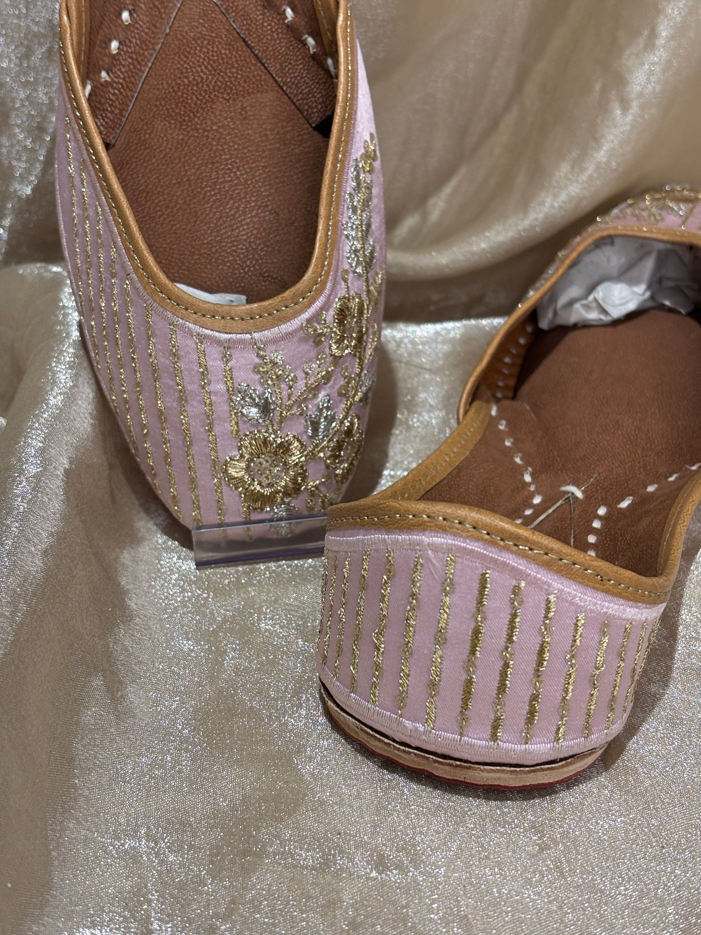 baby pink punjabi jutti