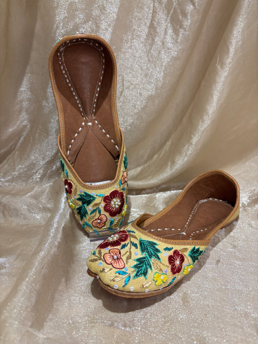 multi-coloured punjabi jutti