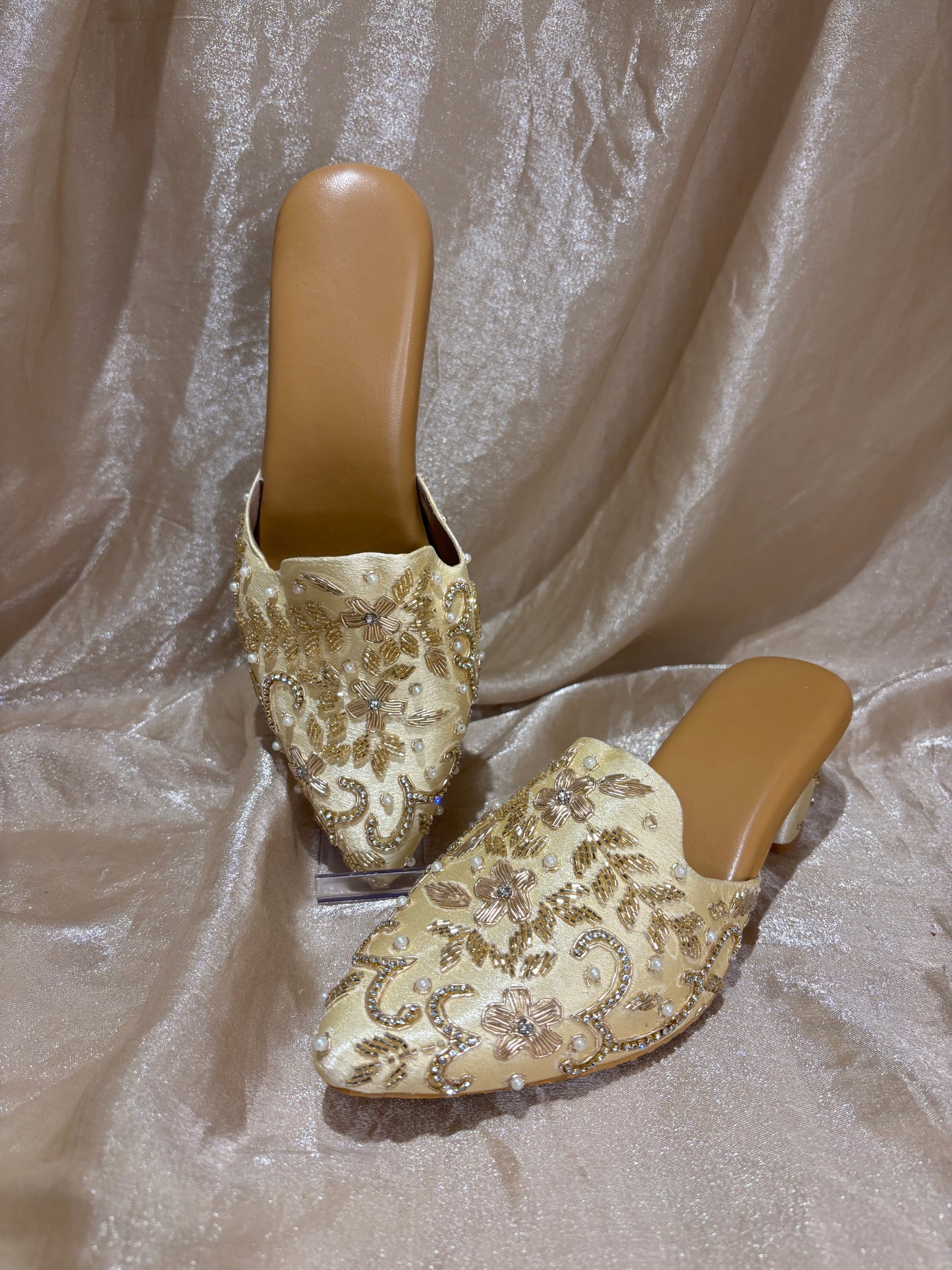 gold heeled punjabi jutti