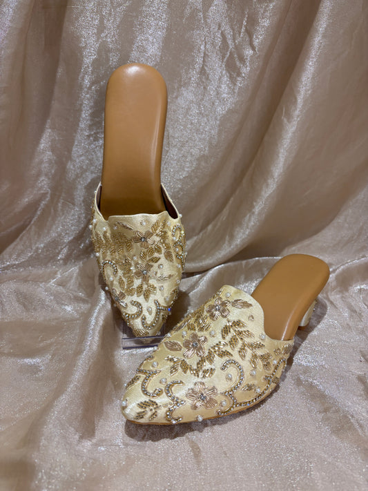 gold heeled punjabi jutti