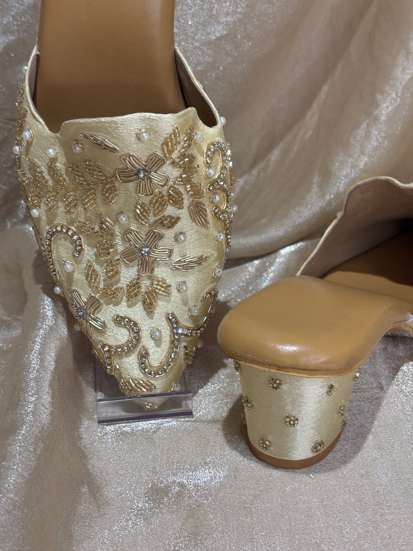 gold heeled punjabi jutti