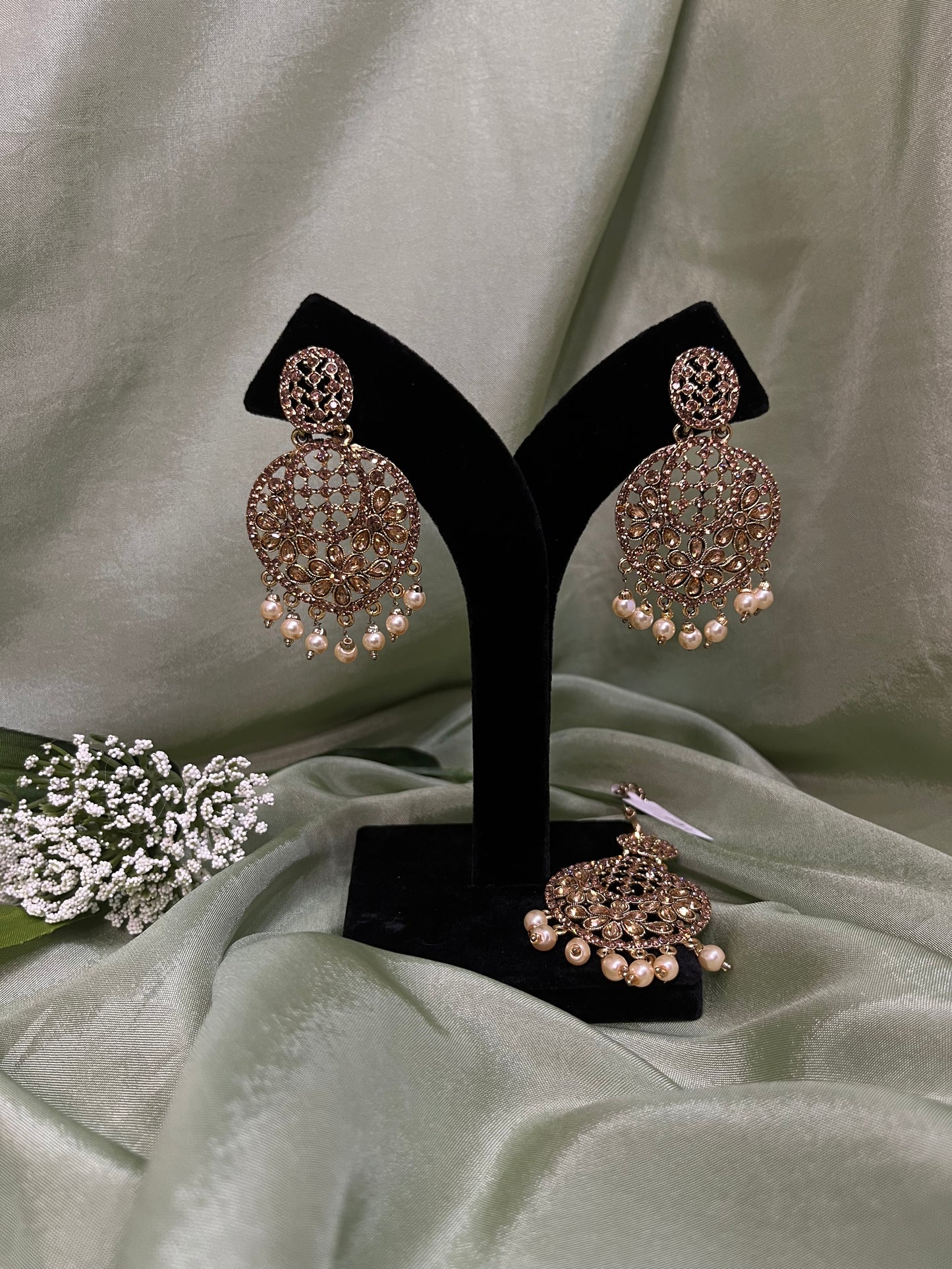 Gold earring/tikka set