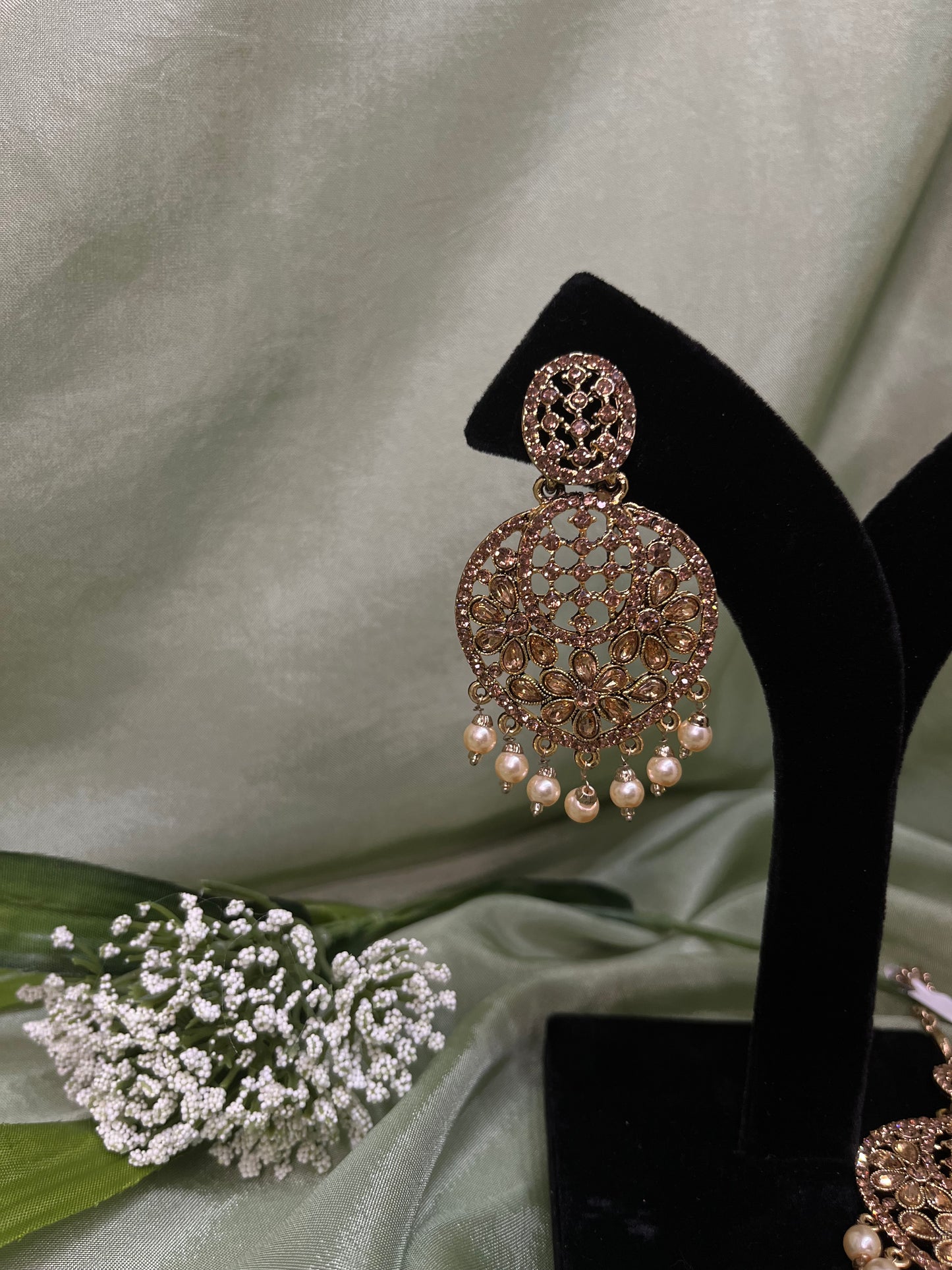 Gold earring/tikka set