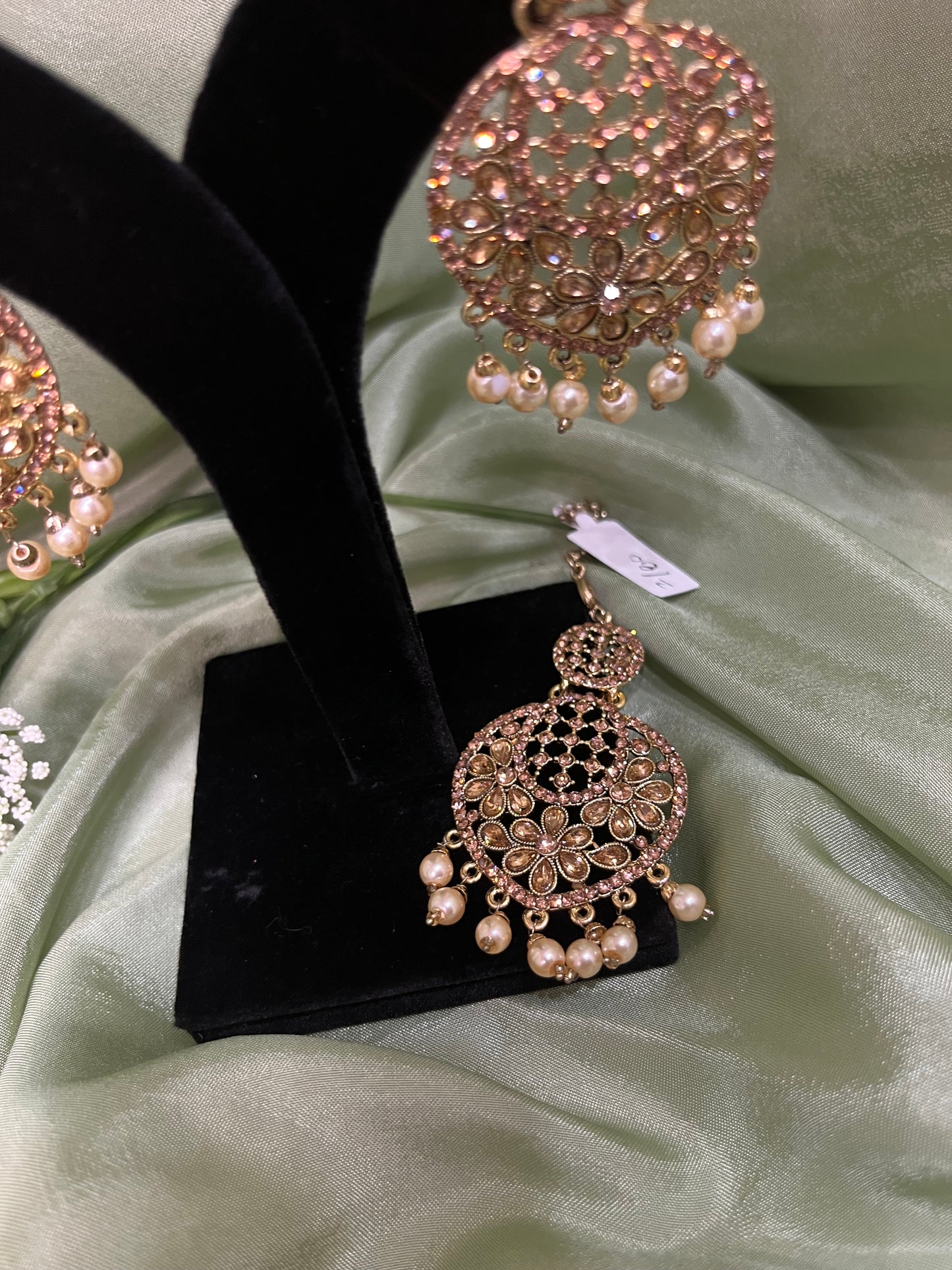 Gold earring/tikka set
