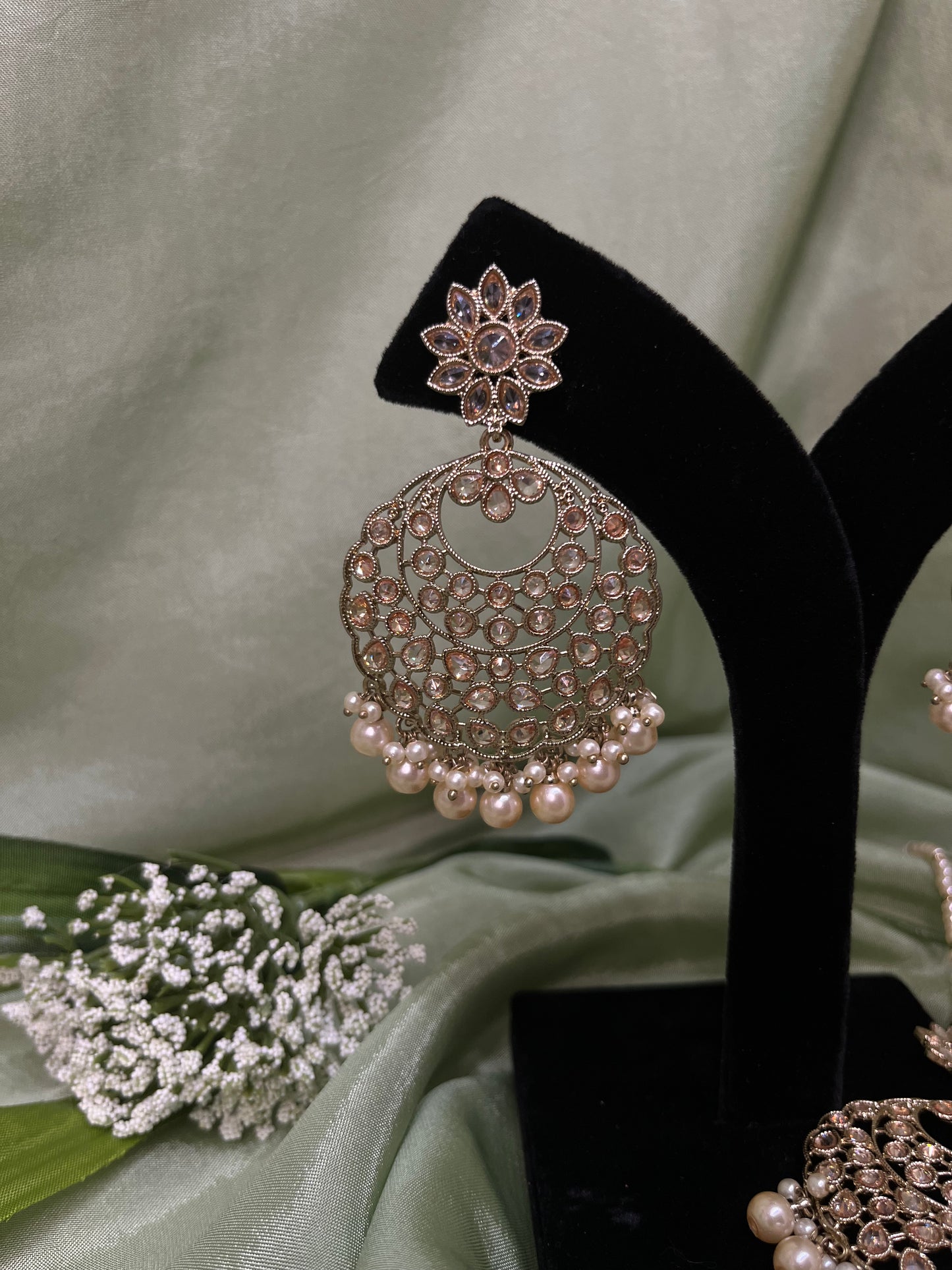 Gold earring/tikka set